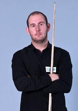 😎这人谁啊（摘掉墨镜）🥺号召力这么强！（这位是谁？摘下墨镜一看，号召力爆棚！）